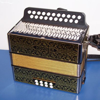 Accordéon diato à louer chez B.Loffet à Caudan (Lorient, Bretagne) : Hohner 2915 sol-do. Tarif 18€ par mois.