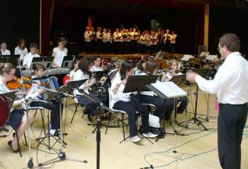 Orchestre des jeunes de l'association...  Essayez de les réunir tous pour une photo... et en plus, chaque année il y en a qui changent, d'autres qui grandissent, qui changent d'instrument, quand ils ne fondent pas leur propre groupe...!