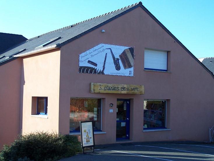 L' Atelier se trouve à 600 mètres du centre-bourg de Caudan, en direction de Plouay (au Nord).