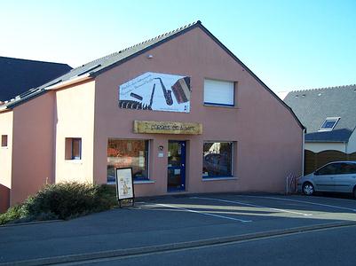 L'ancien Atelier, situé au centre du bourg... le nouveau se trouve 600 mètres plus loin, en direction de Plouay (au Nord).