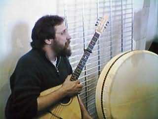 Daniel Lafontaine avec son bouzouki et son bodhran