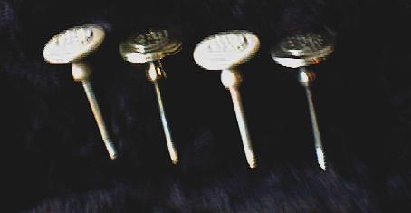 Bouton de registre en laiton (gauche) ou maillechort (droite), finition brute ou polie